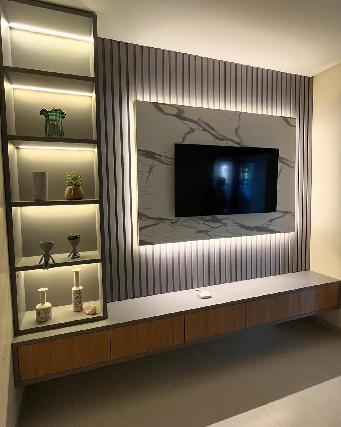 Painel de TV real ripado com nichos e iluminação LED
